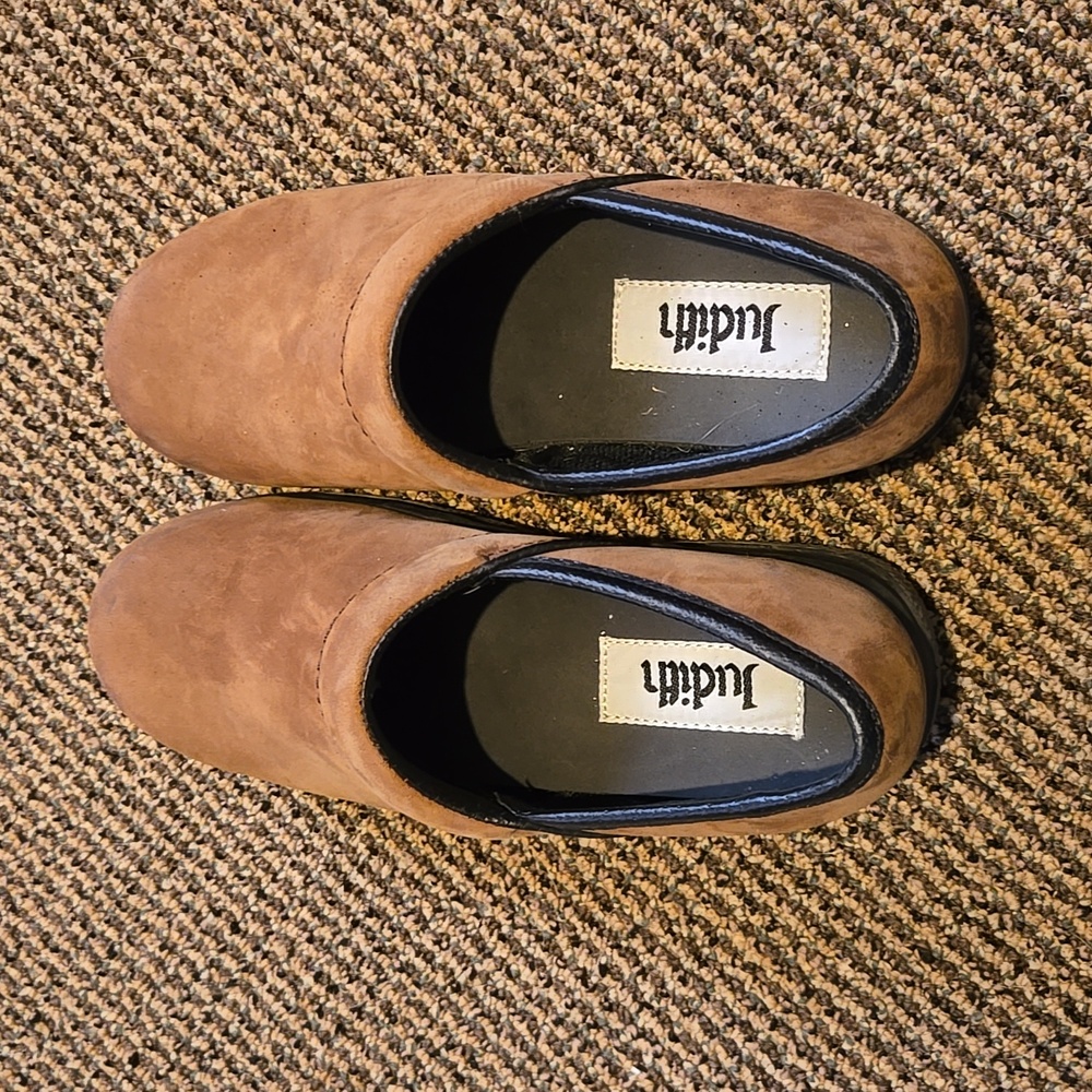 Judith brand suede clogs